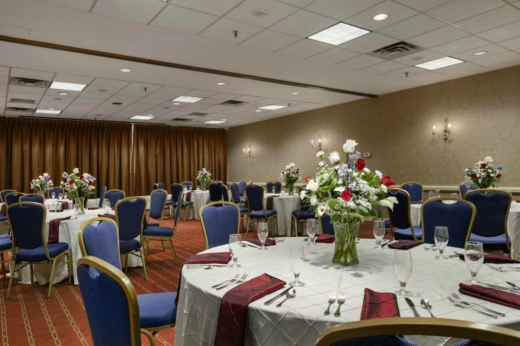 Embassy Suites By Hilton Philadelphia Valley Forge واين المطعم الصورة
