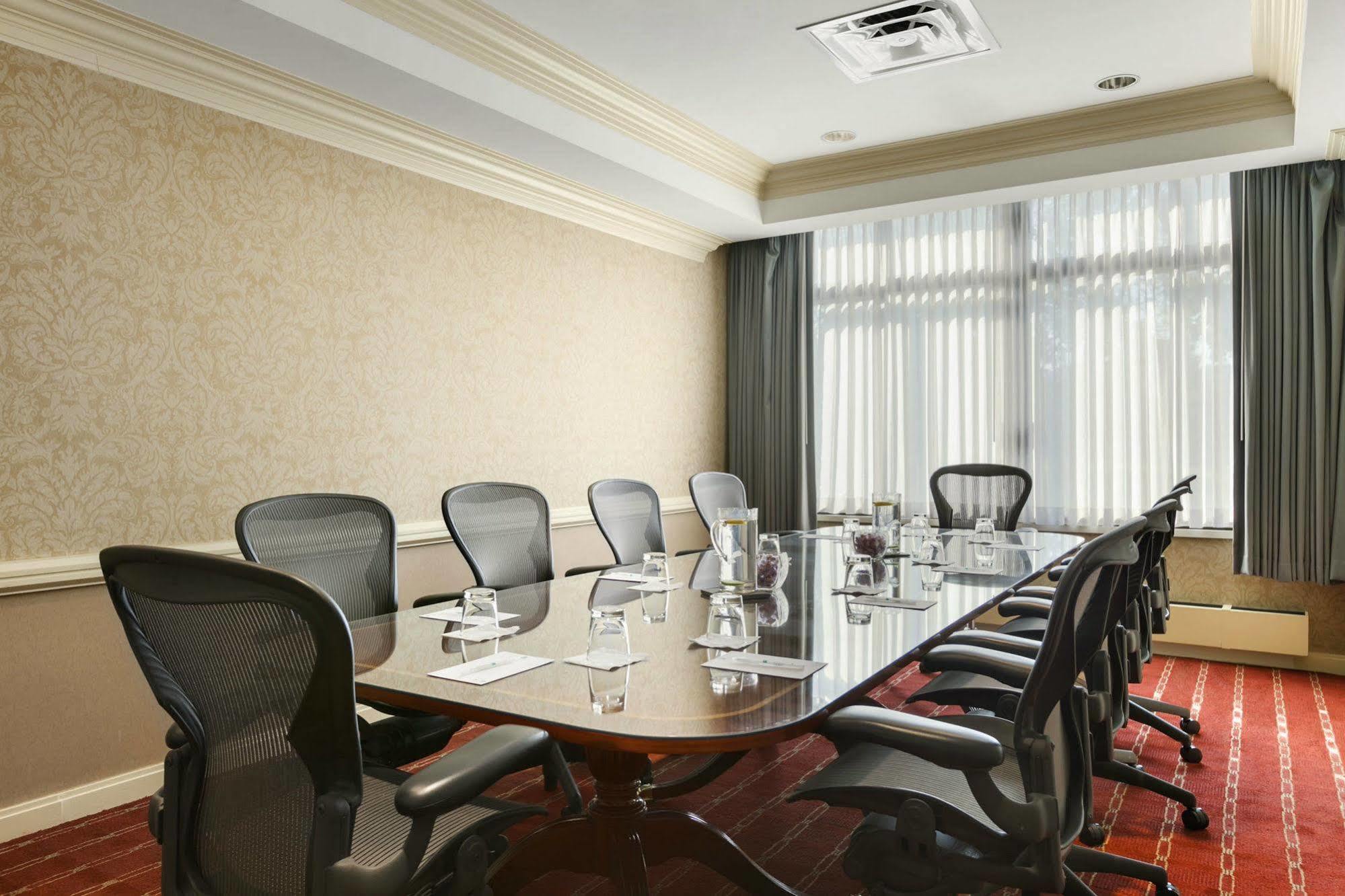 Embassy Suites By Hilton Philadelphia Valley Forge واين الاعمال الصورة